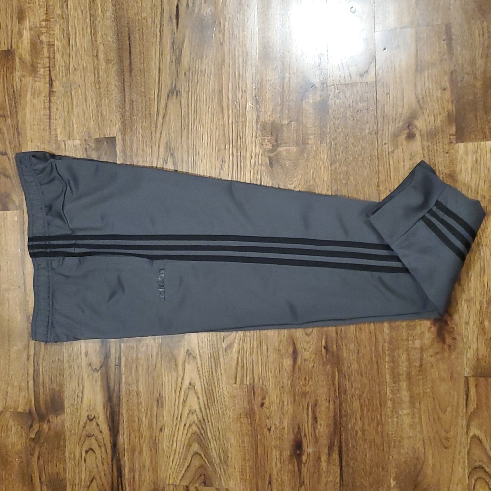 Mens Adidas gray & black pull on jogger pants size M